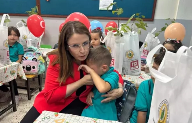 Okulun ilk gününde öğrencileri teselli etti...