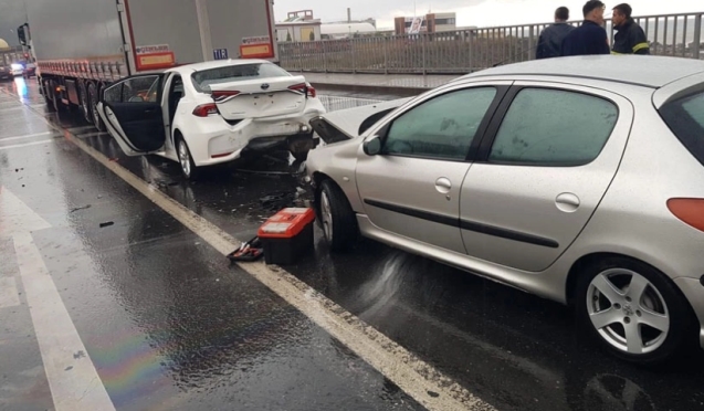 Zincirleme trafik kazası! 3 araç birbirine girdi...