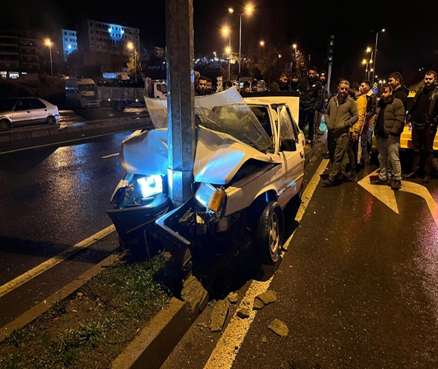 Alkollü sürücü elektrik direğine çarptı.