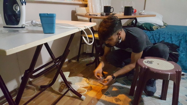 Kiracısının camlarını kırdı...