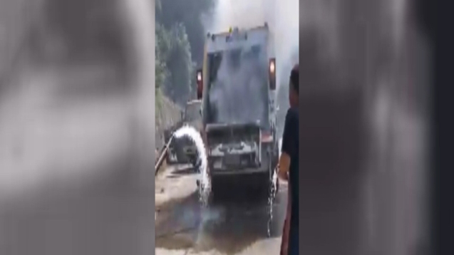 Çöp kamyonu yolda seyir halindeyken yanmaya başladı.