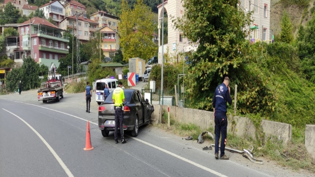 Otomobil istinat duvarına çarparak durabildi.