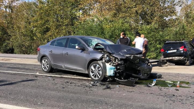 Trafik kazası: Otomobiller çarpıştı...