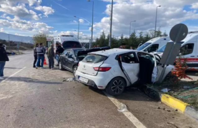 Otomobiller çarpıştı: 7 yaralı