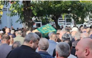 Evinde bıçaklanmış halde bulunmuştu, toprağa verildi