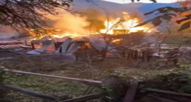 2 katlı ahşap ev yandı... 5 kişi...