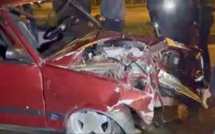 Paramparça olan araçta 2 kişi yaralandı