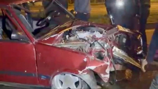 Paramparça olan araçta 2 kişi yaralandı