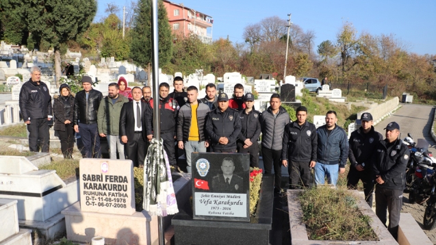 MESLEKTAŞLARI DUA ETTİ... KARANFİL BIRAKTI...