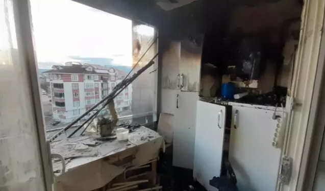 Kombiden çıkan yangında 3 kişi dumandan etkilendi