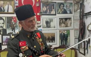 Hatıraları yaşatıyor... Evinin odasını müzeye çevirdi...