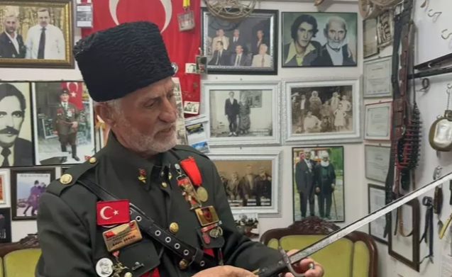 Hatıraları yaşatıyor... Evinin odasını müzeye çevirdi...