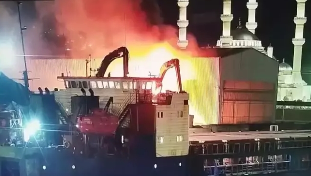 Liman'da yangın... Vinç alev alev yandı...