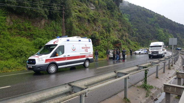Elektrik direğine çarpıp takla attı; 4 yaralı