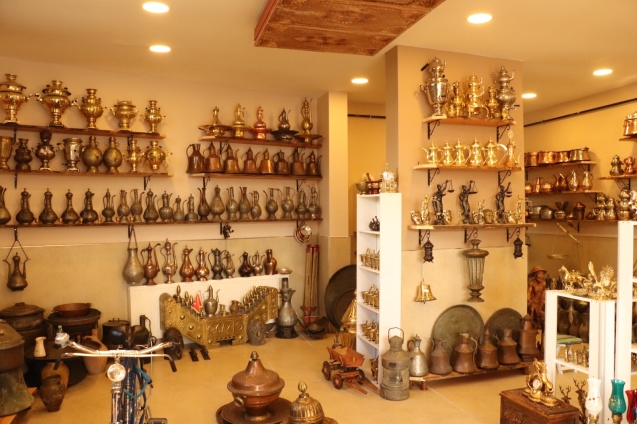 Topladıkları antika eşyaları sergilemeye başladılar...