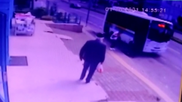 Otobüsün durmasını beklemeyen yolcuya otobüs çarptı.