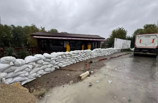 Kum dolu çuvallarla bariyerler oluşturuldu...