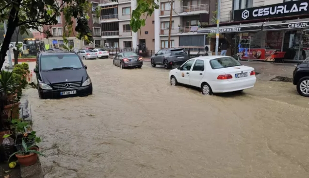 Sağanak, kentte hayatı olumsuz etkiledi...