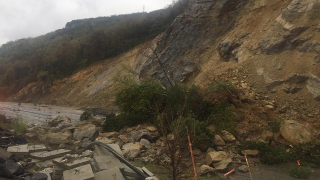 Heyelan yolu trafiğe kapattı...