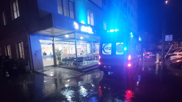 Yağışlı havada kullandığı motosiklet devrildi...1 yaralı