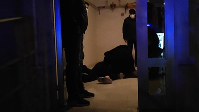 Alkollü kadın ekiplere zor anlar yaşattı...