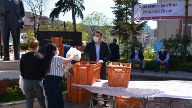 Gülüç Belediyesi pide dağıttı...