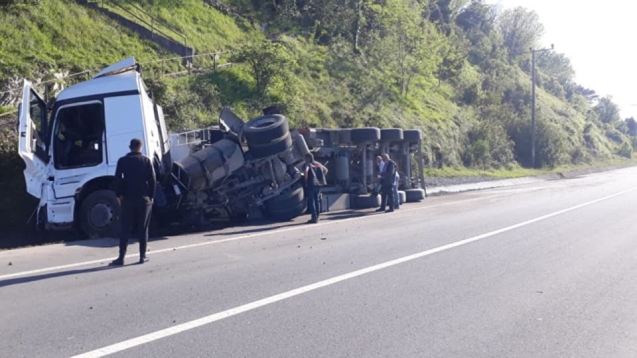 TIR su kanalına devrildi...