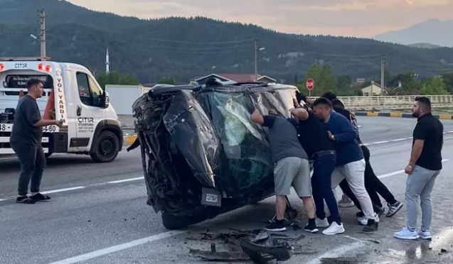 Kontrolden çıkıp takla attı... 3 kişi yaralandı...