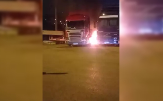 TIR'ın dorsesinde çıkan yangında 2 TIR zarar gördü...