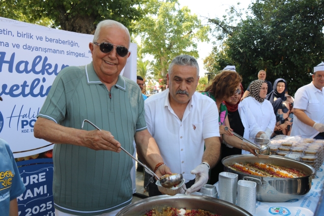 Belediye binlerce kişiye aşure dağıttı...