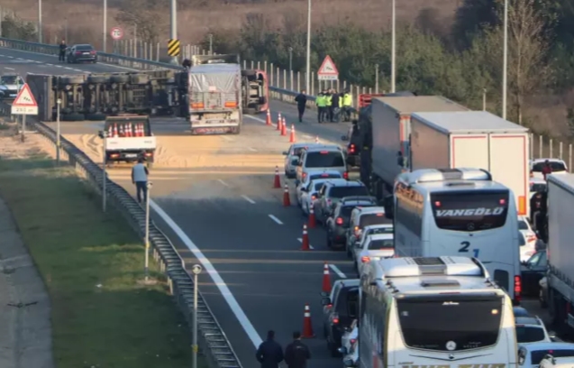 TIR devrildi... Yol trafiğe kapandı...