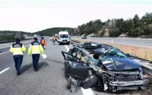 Otomobil, otoyolda kamyona çarptı; 3 yaralı...