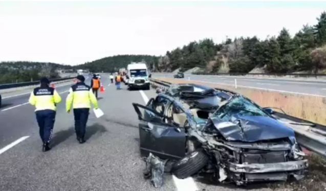 Otomobil, otoyolda kamyona çarptı; 3 yaralı...