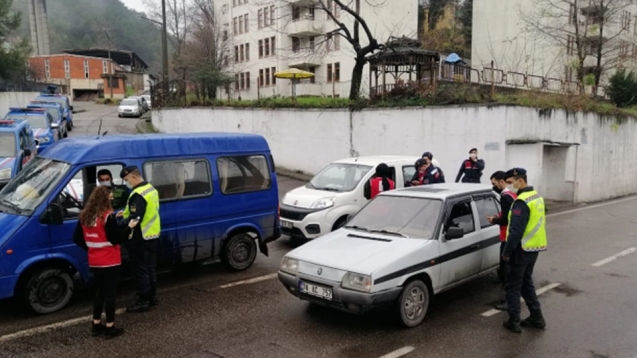 Genç Kızılaycılar uygulamada Jandarmaya destek verdi