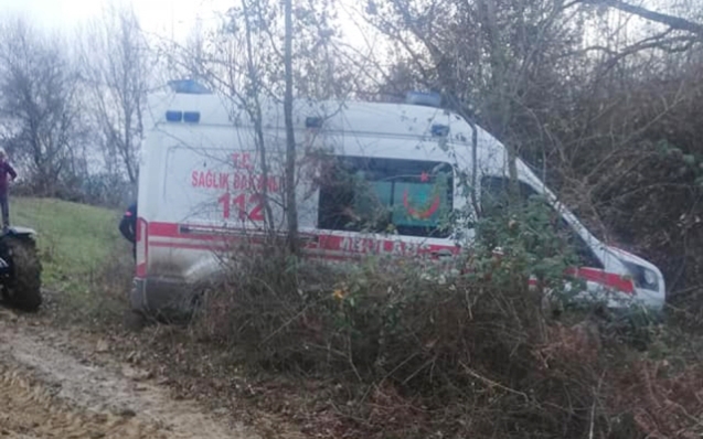 Yıllardır yapılmayan yolda ambulans çamura saplandı