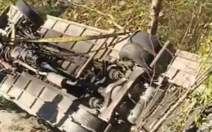 Bir işçi servisi şarampole yuvarlandı, 1 servis yan yattı..