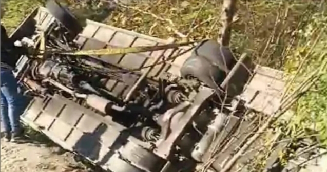 Bir işçi servisi şarampole yuvarlandı, 1 servis yan yattı..