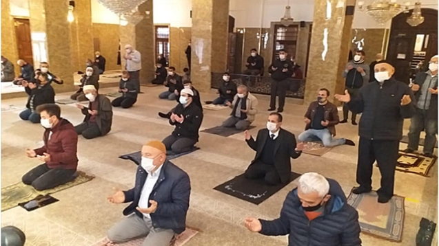 Namaz sonrası tüm camilerde yağmur duası yapıldı.