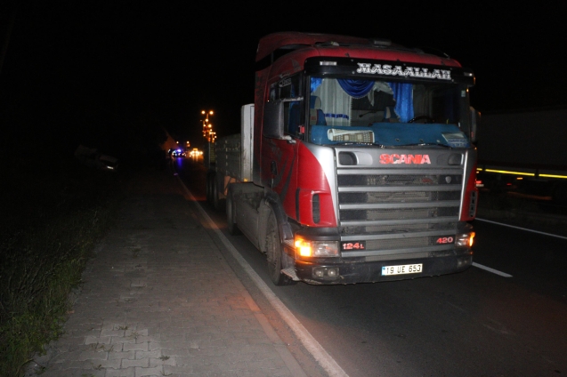 Tır çarptı, yoldan çıkıp takla attı…