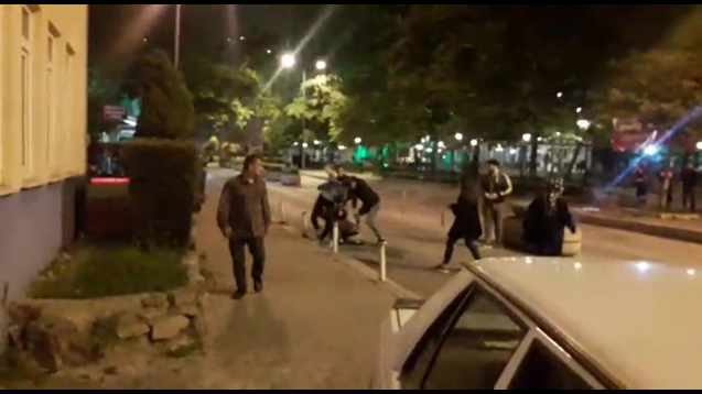 Laf atma tartışmasında tekmeler havada uçuştu…   