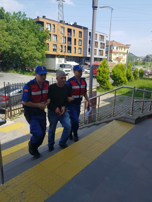Şekerleri bakın nereye saklamış…   
