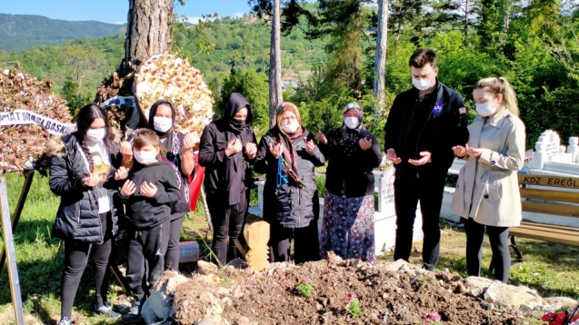 Ailesi ve Meslektaşları mezarı başında Kur’an-ı Kerim okudu