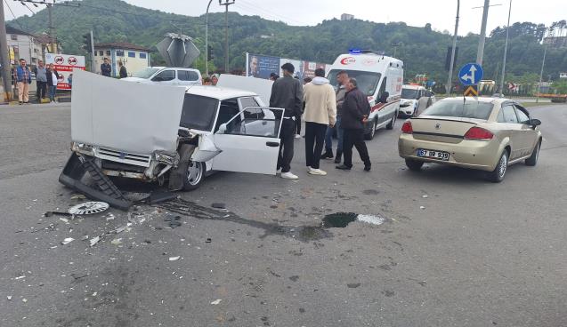 Kavşakta kaza... Otomobiller çarpıştı 1 kişi yaralandı...
