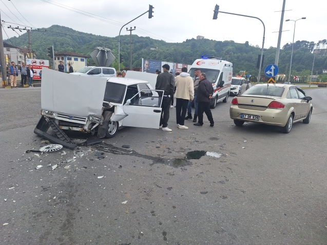 Kavşakta kaza... Otomobiller çarpıştı 1 kişi yaralandı...