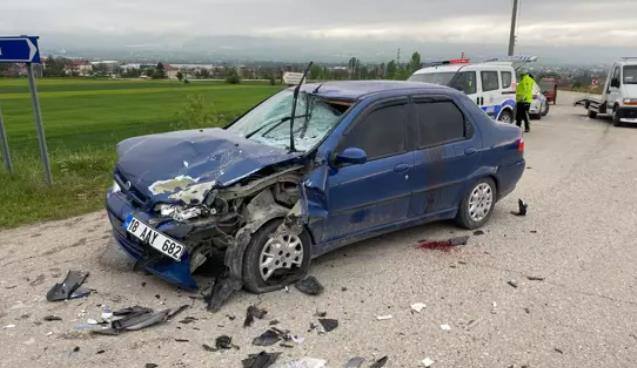 Otomobille motosiklet çarpıştı... 2’si ağır 6 yaralı...