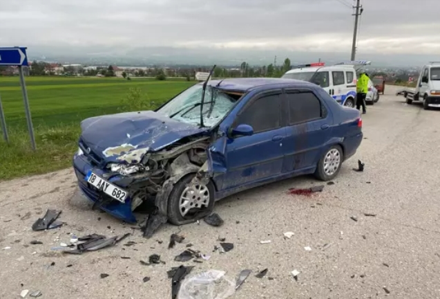 Otomobille motosiklet çarpıştı... 2’si ağır 6 yaralı...