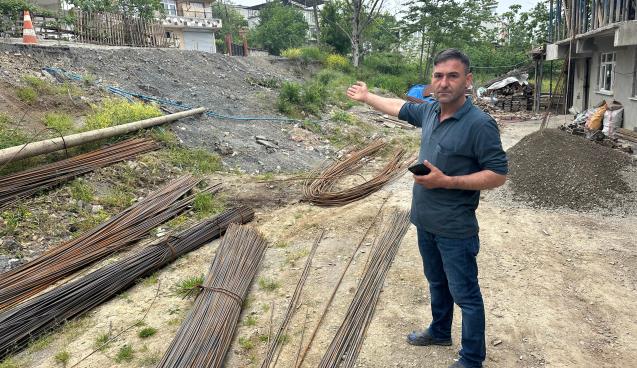 ÇÖKEN DUVAR NEDENİYLE YOL TEHLİKE ARZ EDİYOR…