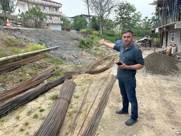 ÇÖKEN DUVAR NEDENİYLE YOL TEHLİKE ARZ EDİYOR…