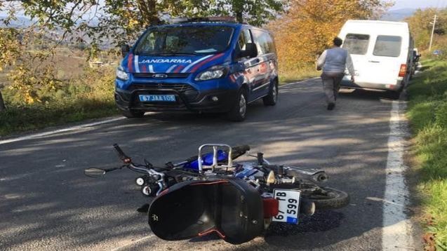 Motosiklet ile otomobil çarpıştı...2 kişi yaralandı...