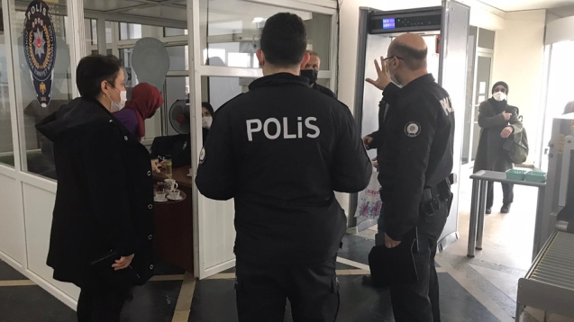 Valilik girişinde 350 kişi sorgulandı...